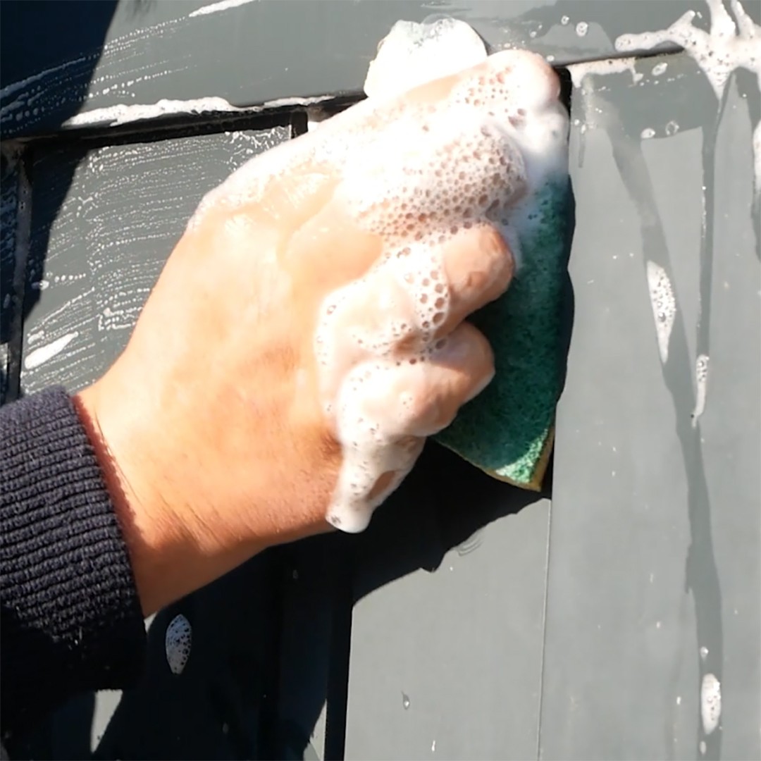 Nettoyage d'un portail en aluminium au détergent inerte (pH 5 à 7)