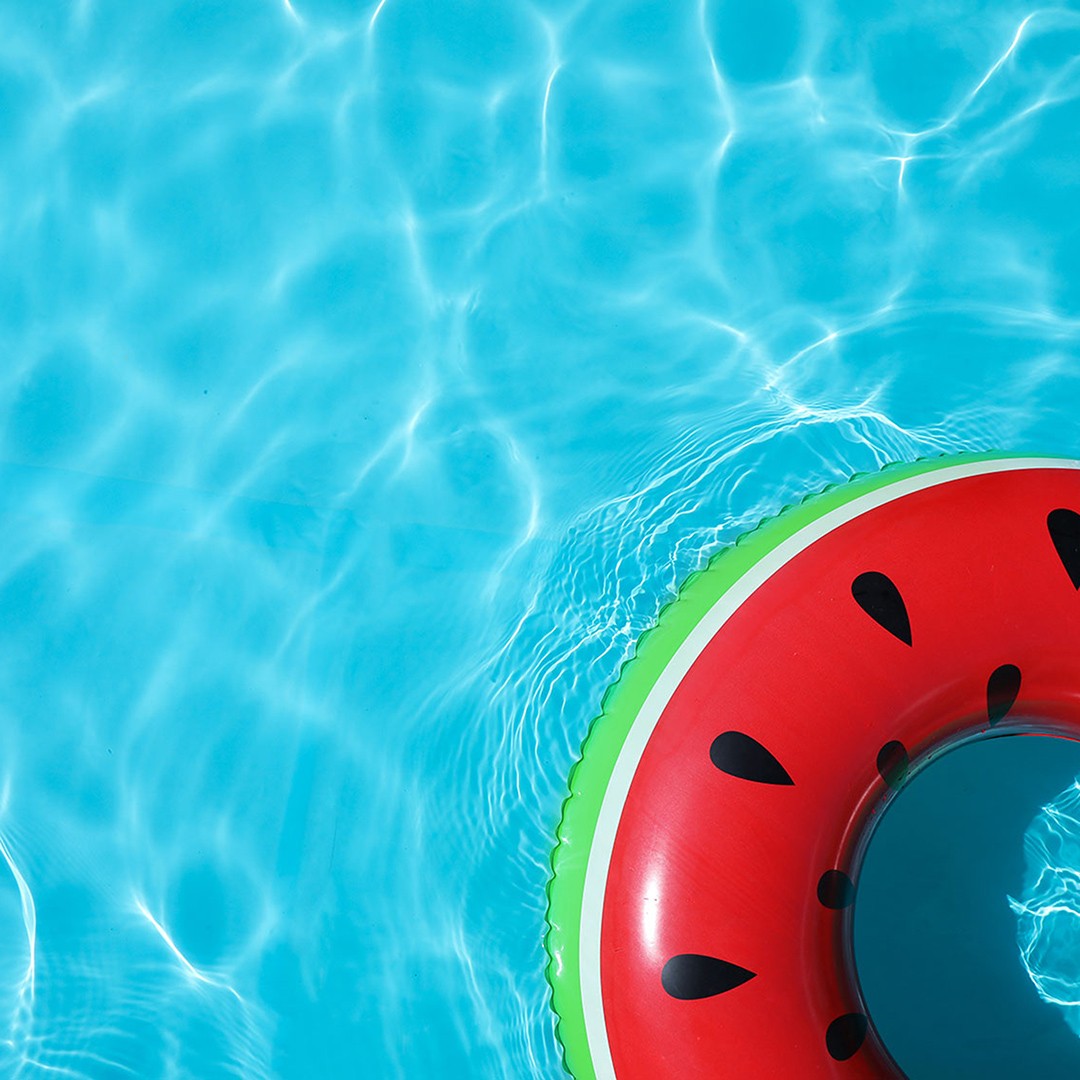 Bouée ronde pastèque dans une piscine bleu turquoise