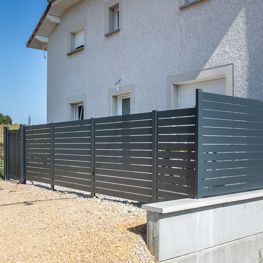 Clôture Klos up ! en aluminium – Lames ajourées 90mm – Gris quartz (RAL7039)