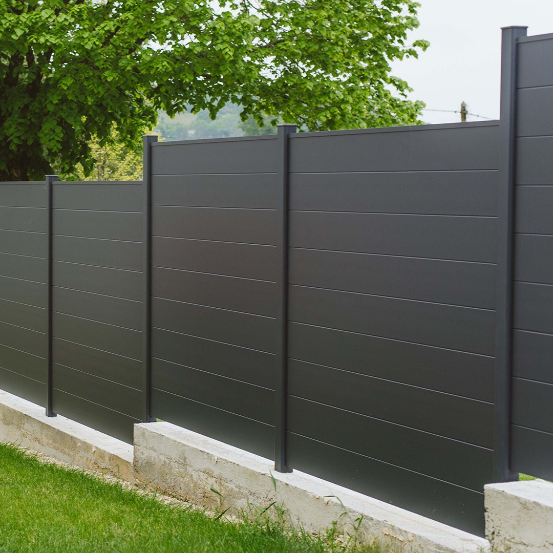 Clôture en aluminium LAO – Lames pleines 150mm – Gris zinc (RAL7016)