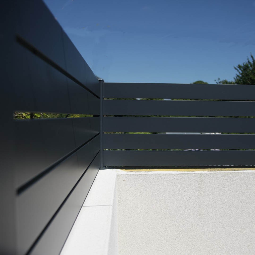 Clôture en aluminium BONO - Lames ajourées 160mm - Gris zinc (RAL7016)