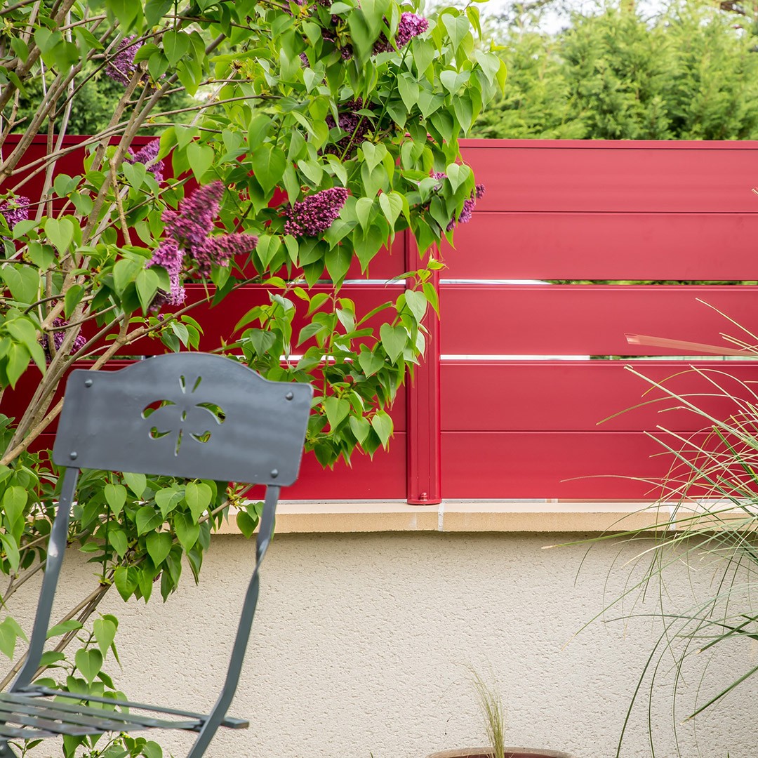 Clôture Klos up ! en aluminium – Lames pleines 150mm – Rouge (RAL3004)