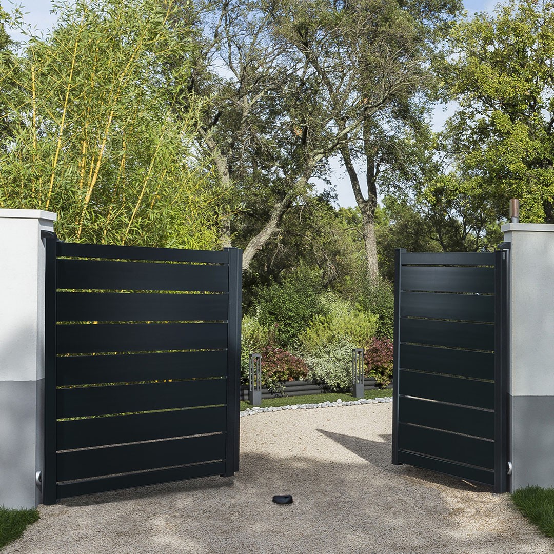 Portail battant ajouré en aluminium BONO – Noir sablé (2100S)