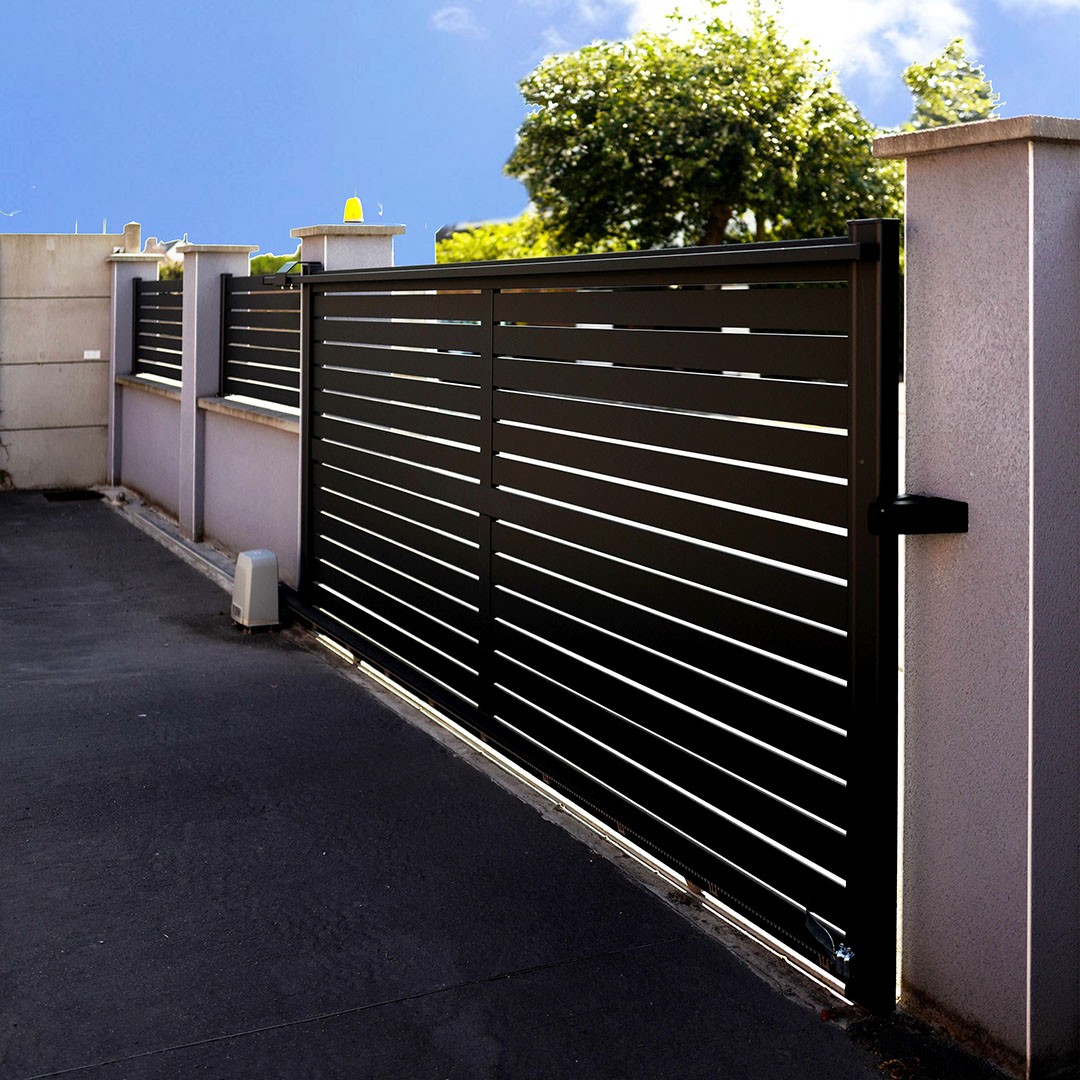 Portail coulissant motorisé ajouré en aluminium TREZ – RAL 7016