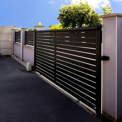 Portail coulissant motorisé ajouré en aluminium TREZ – RAL 7016