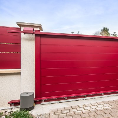 Portail coulissant plein en aluminium LAO – Moteur Somfy – Rouge (RAL3004)