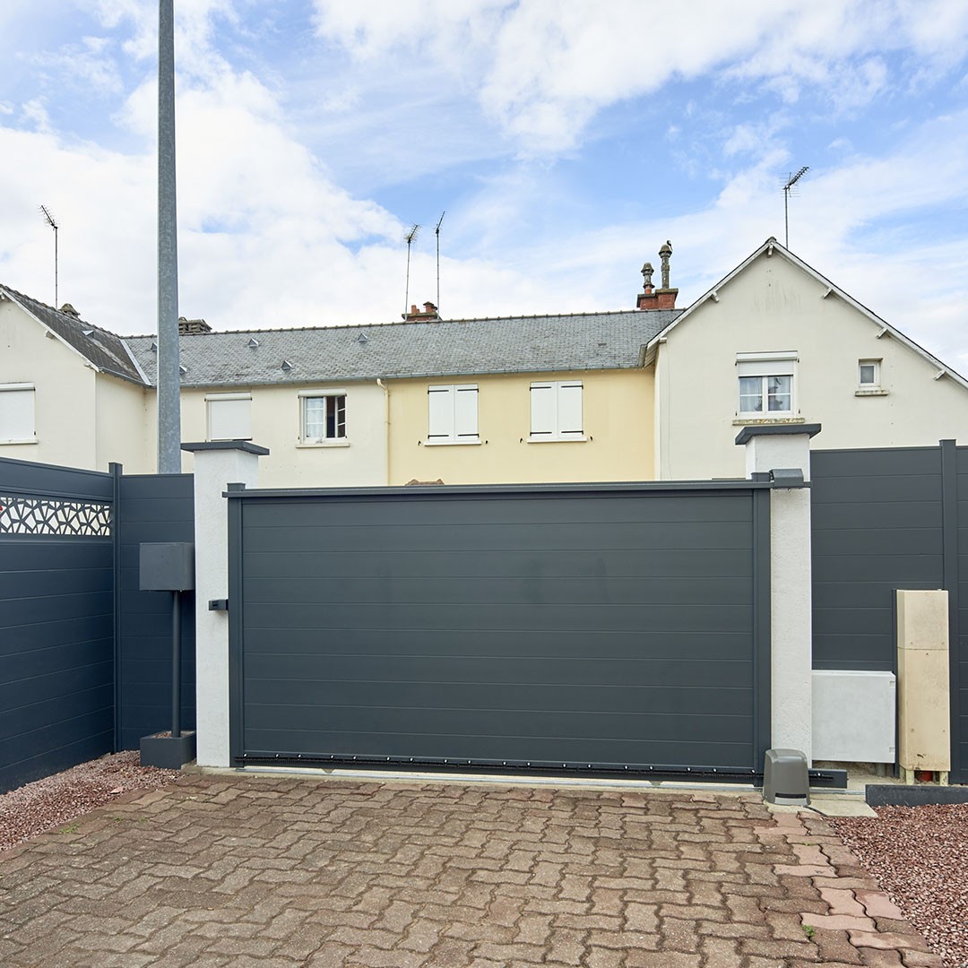 Portail coulissant en aluminium LAO - Gris zinc (RAL7016)