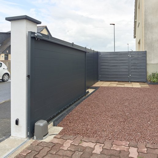 Portail coulissant avec motorisation