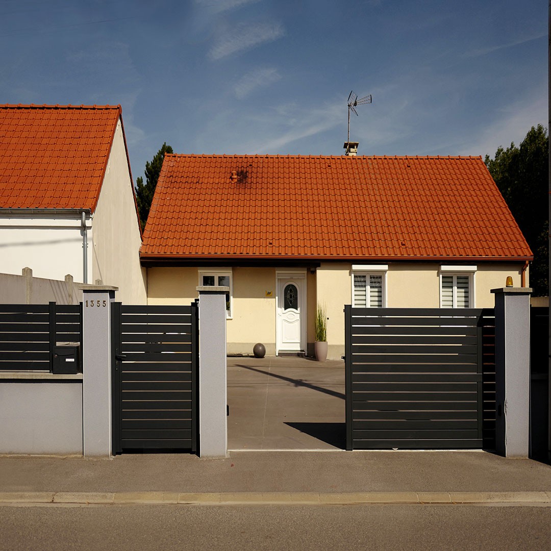 Portail Coulissant et Portillon persiennés en aluminium TREZ – Noir (RAL 9005)