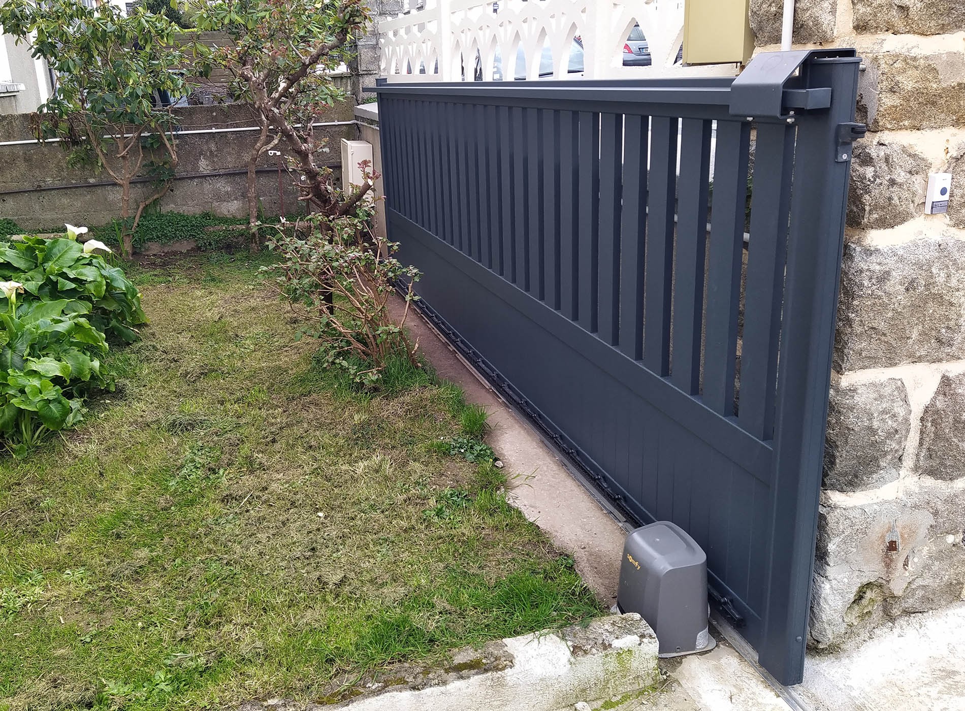 Portail coulissant semi-plein en aluminium PENMARCH - Moteur Somfy